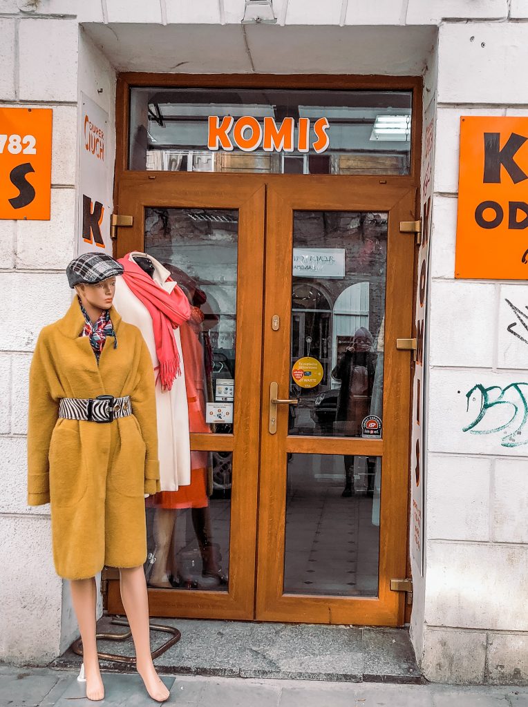 <img src="komis odziezowy krakow second hand twovelers.jpg" alt="komis vintage second hand in krakow”>. 