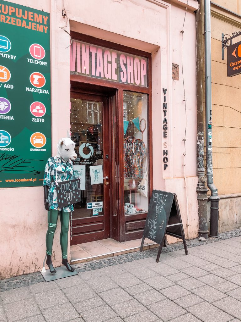 <img src="vintage shop krakow twovelers second hand" alt="vintage second hand shops in krakow city poland tips from twovelers blog”>. 